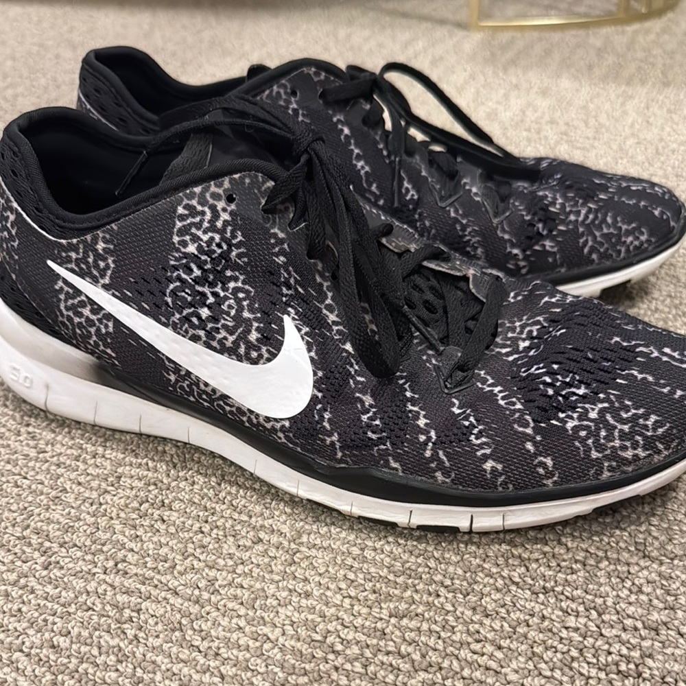 Nike Women's Black and White Sneakers